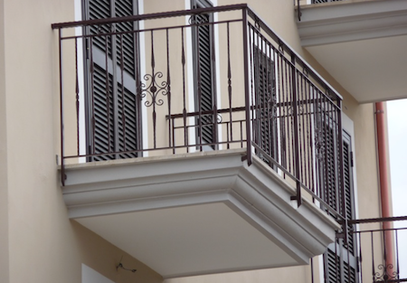 Condominio: frontalino dei balconi aggettanti,  chi paga la manutenzione?